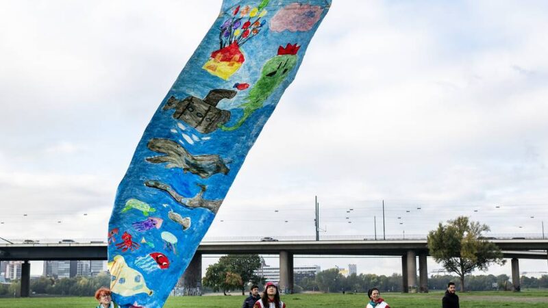 Großes Drachenfest für Kinder in Düsseldorf: Bilder in den Himmel gemalt