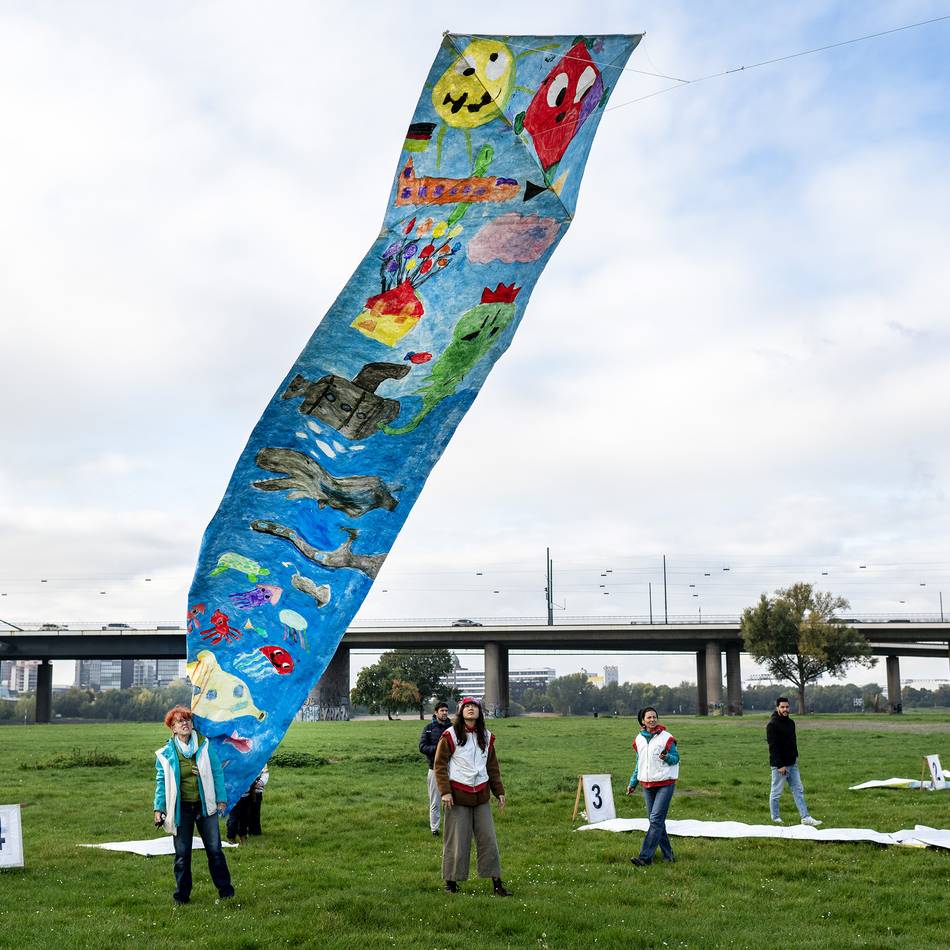 Großes Drachenfest für Kinder in Düsseldorf: Bilder in den Himmel gemalt