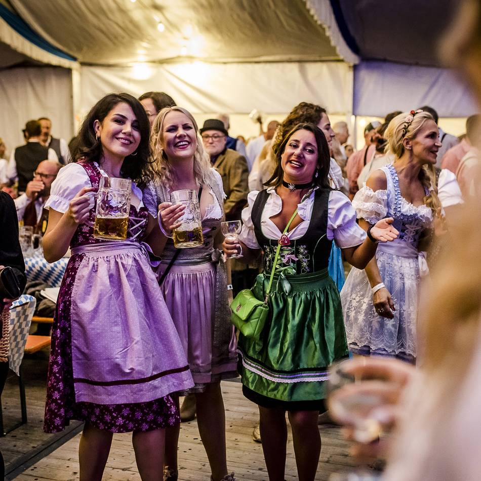 Zünftige Feier im Linksrheinischen: Oktoberfest in Niederkassel mit 2500 Besuchern