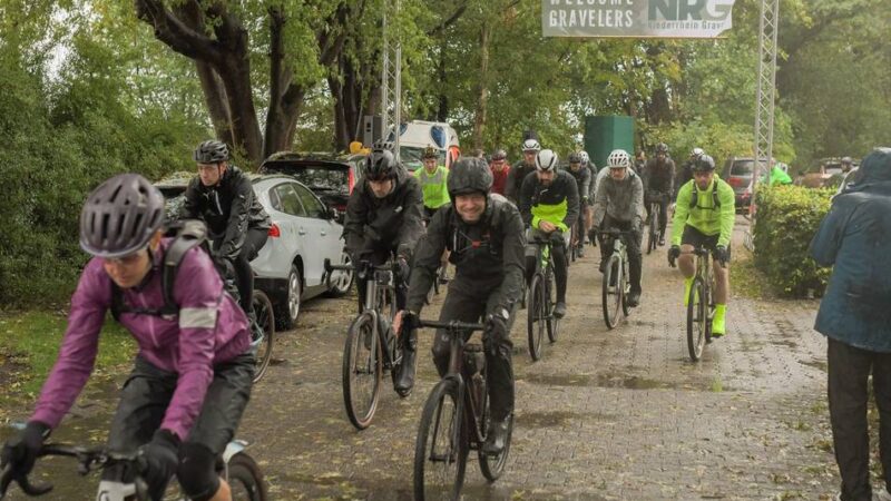 „Gravelbiker sind echt krasse Menschen“: Erster Niederrhein-Gravel wird zur großen Schlammschlacht