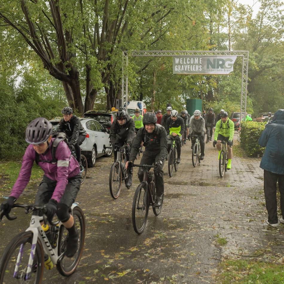„Gravelbiker sind echt krasse Menschen“: Erster Niederrhein-Gravel wird zur großen Schlammschlacht