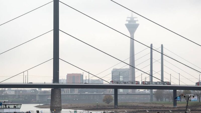 Arbeiten für die Schifffahrt: Hindernis aus Sand und Kies – im Düsseldorfer Rhein soll gebaggert werden