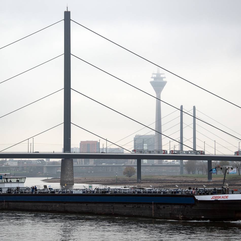 Arbeiten für die Schifffahrt: Hindernis aus Sand und Kies – im Düsseldorfer Rhein soll gebaggert werden