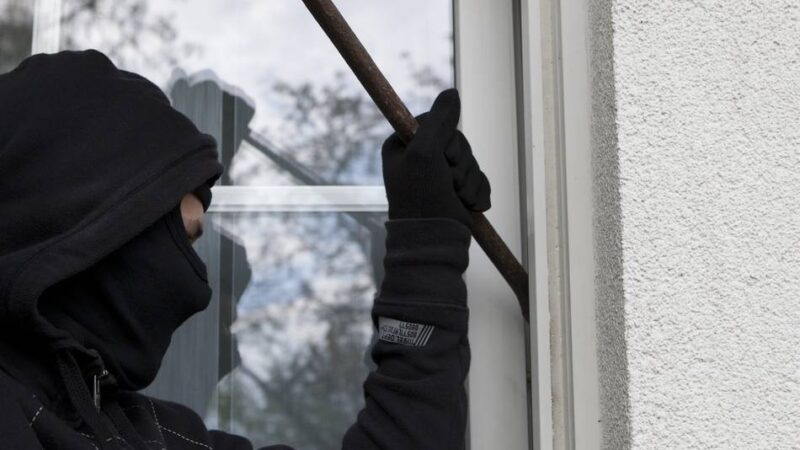 Ungebetene Gäste in Meerbusch: Einbrecher stehlen Uhren und Schmuck