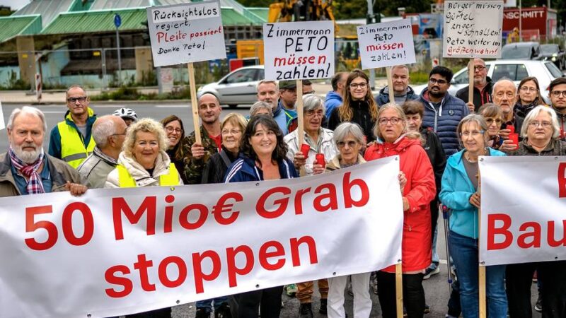 Mahnwache in Monheim: Rund 60 Bürger protestieren gegen Erweiterung der Mack-Pyramide