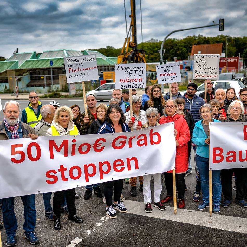 Mahnwache in Monheim: Rund 60 Bürger protestieren gegen Erweiterung der Mack-Pyramide