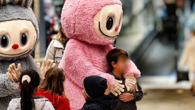 Riesige Plüschmonster aus China: Labubus erobern die Monheimer Innenstadt