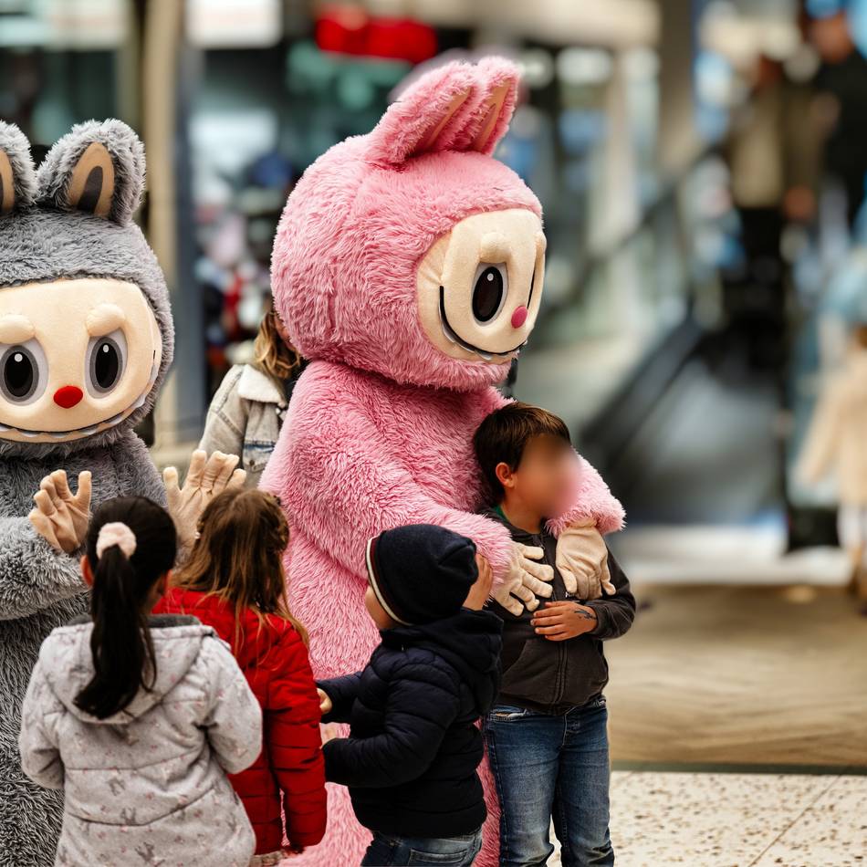 Riesige Plüschmonster aus China: Labubus erobern die Monheimer Innenstadt
