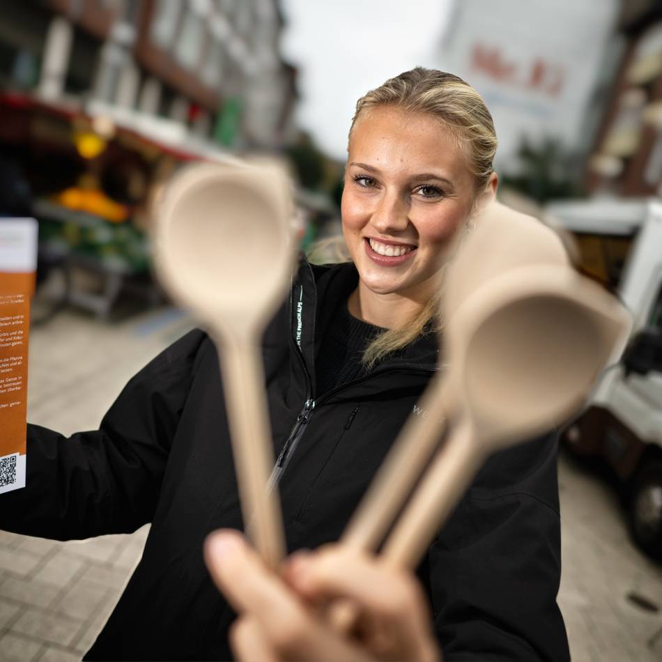Wochenmarkt in Monheim: Kochlöffel-Aktion soll zum gemeinsamen Kochen animieren