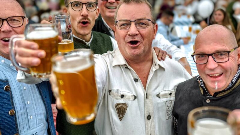 Prinzengarde Blau-Weiß in Monheim: Zum Oktoberfest gab es lokal gebrautes Bier
