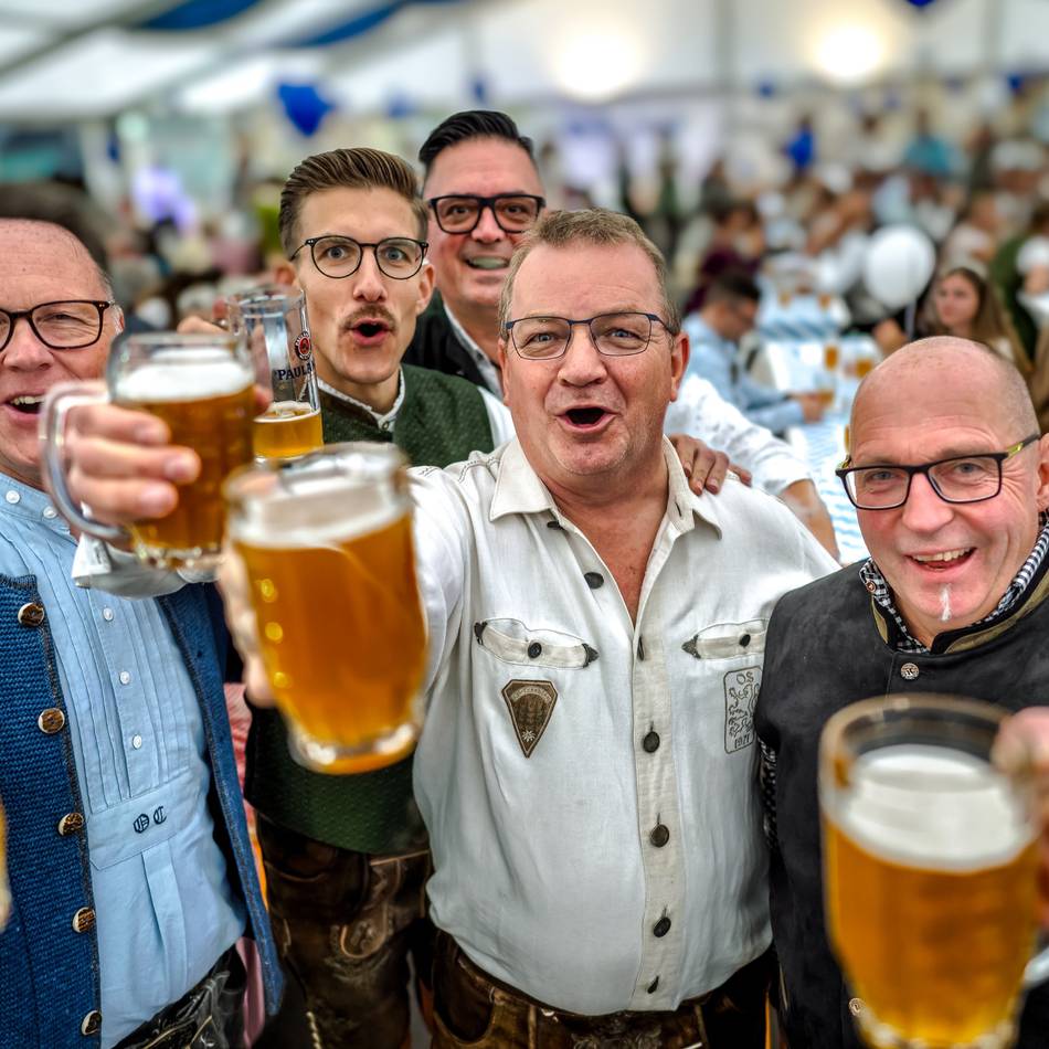 Prinzengarde Blau-Weiß in Monheim: Zum Oktoberfest gab es lokal gebrautes Bier