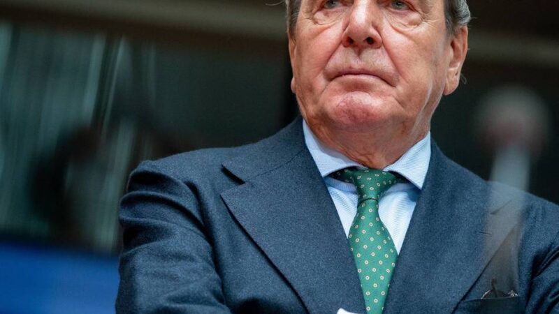 Ausschuss zum Nord-Stream-Bau: Ex-Kanzler Schröder reagiert genervt auf Fragen – „Was soll dieser Unsinn?“