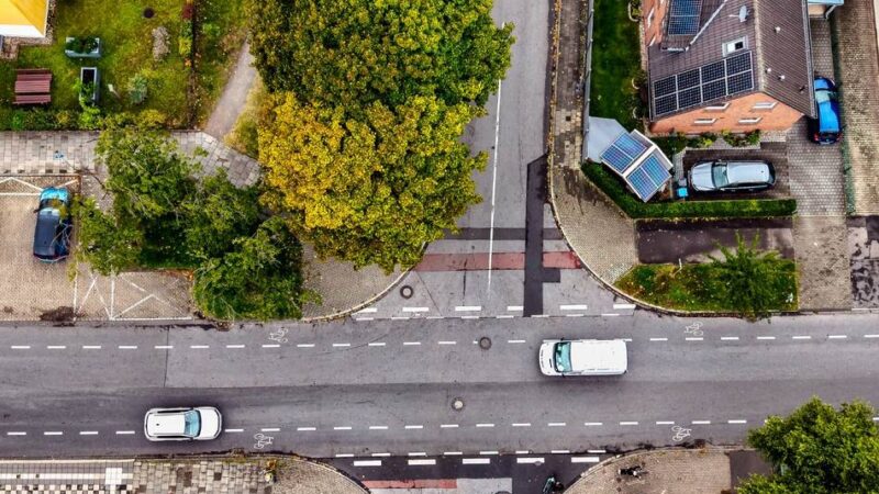 Verkehrsberuhigung in Langenfeld: Stadt soll eine Querungshilfe an der Jahnstraße planen