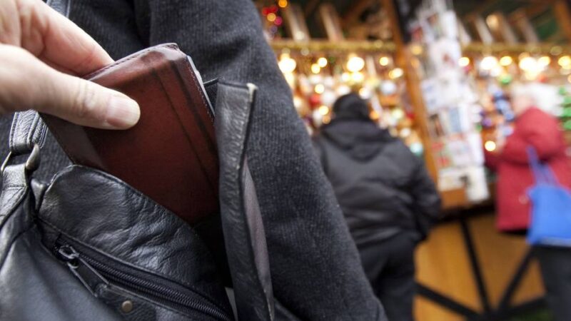 Besonders in Menschenmengen: Polizei warnt vestärkt vor Taschendieben