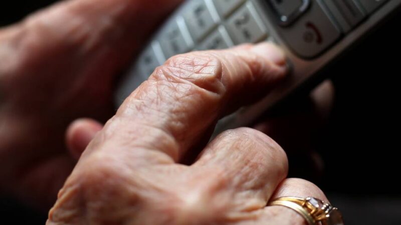 Betrug in Duisburg: Falsche Polizisten erbeuten sechsstellige Summe von Senior