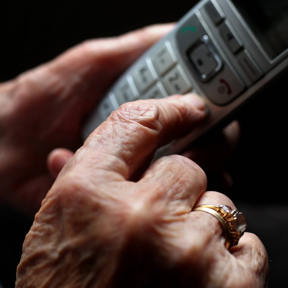 Betrug in Duisburg: Falsche Polizisten erbeuten sechsstellige Summe von Senior