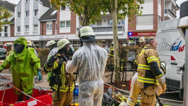 Übung der Feuerwehr Voerde: Unfall mit Gefahrguttransporter und ein Feuer im Rathaus