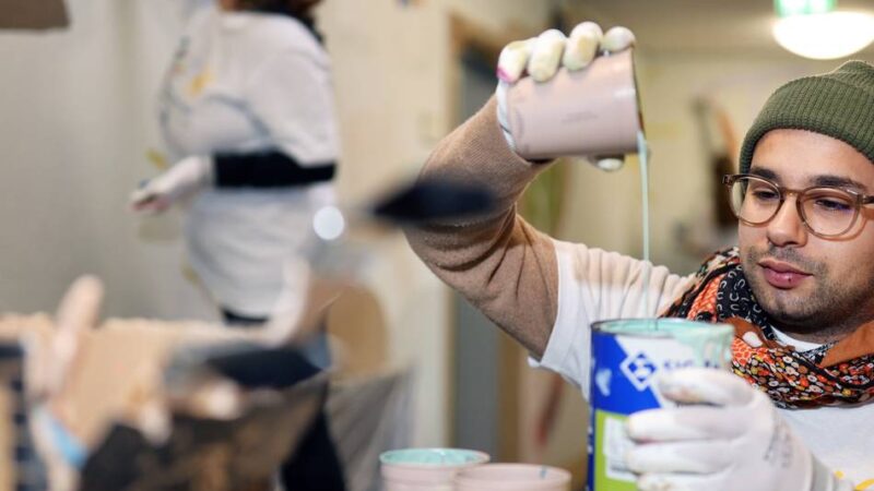 Ehrenamtliche Aktion in Hilden: Freiwillige bringen Farbe in Wiederhold-Schule