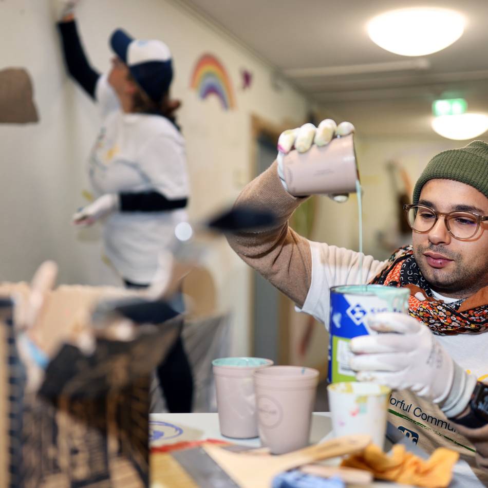 Ehrenamtliche Aktion in Hilden: Freiwillige bringen Farbe in Wiederhold-Schule