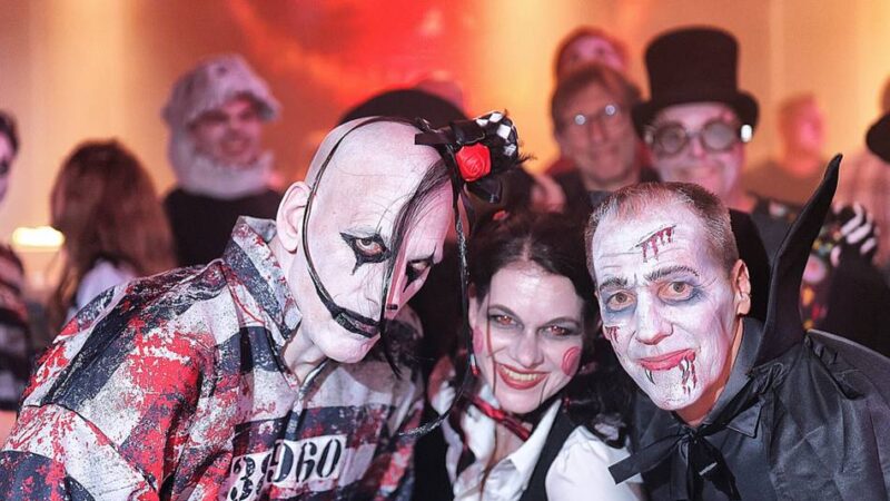 Party in der Stadthalle in Hilden: Drei Hildener Vereine luden zur Halloween-Party