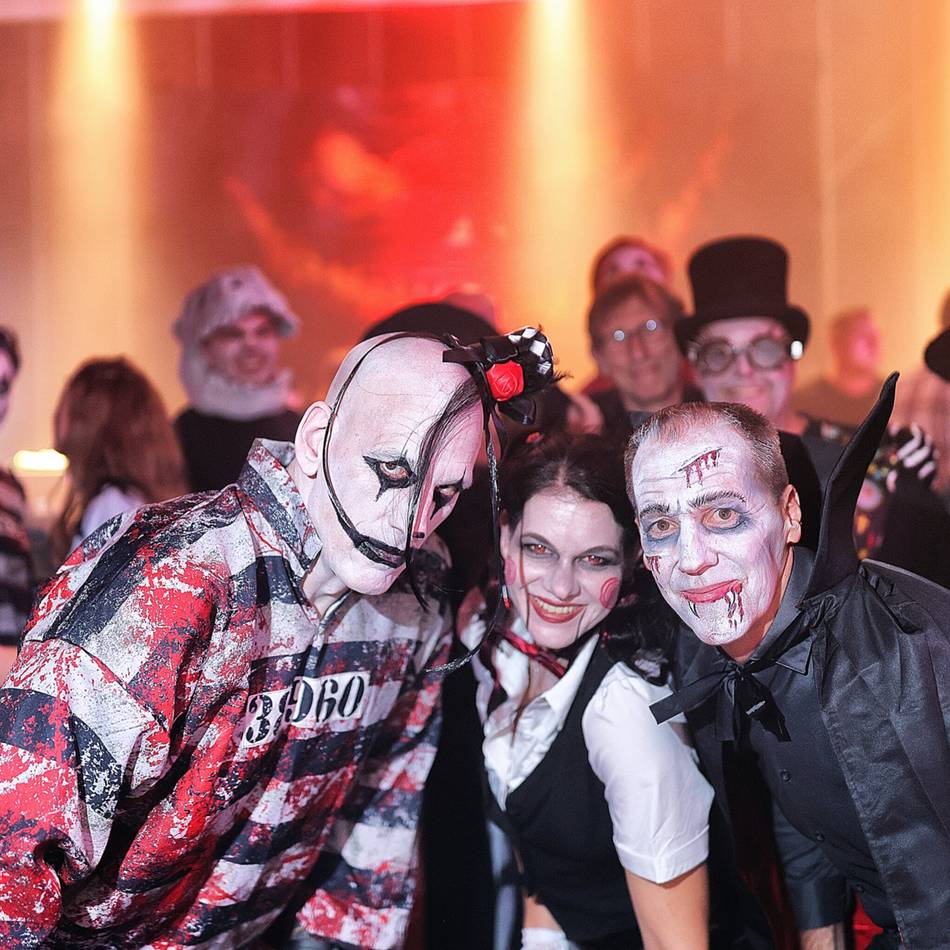 Party in der Stadthalle in Hilden: Drei Hildener Vereine luden zur Halloween-Party