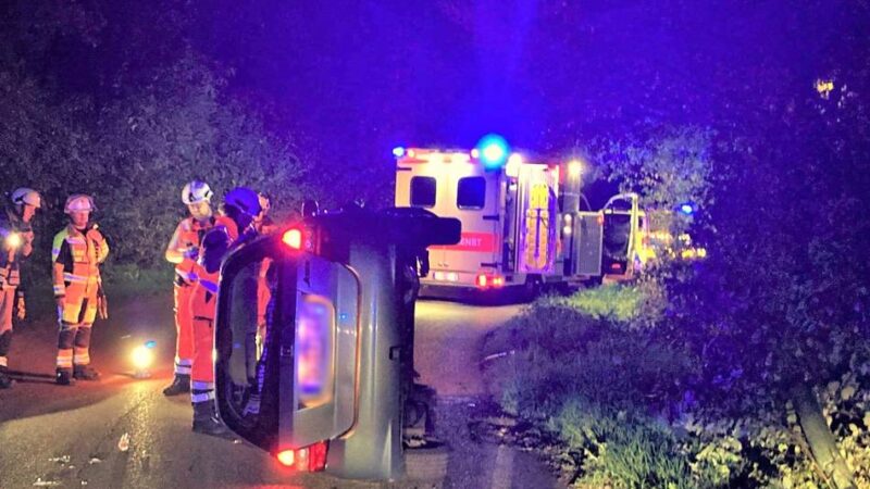 Unfall in Meerbusch: Betrunkener fährt Laterne um – Auto kippt auf die Seite