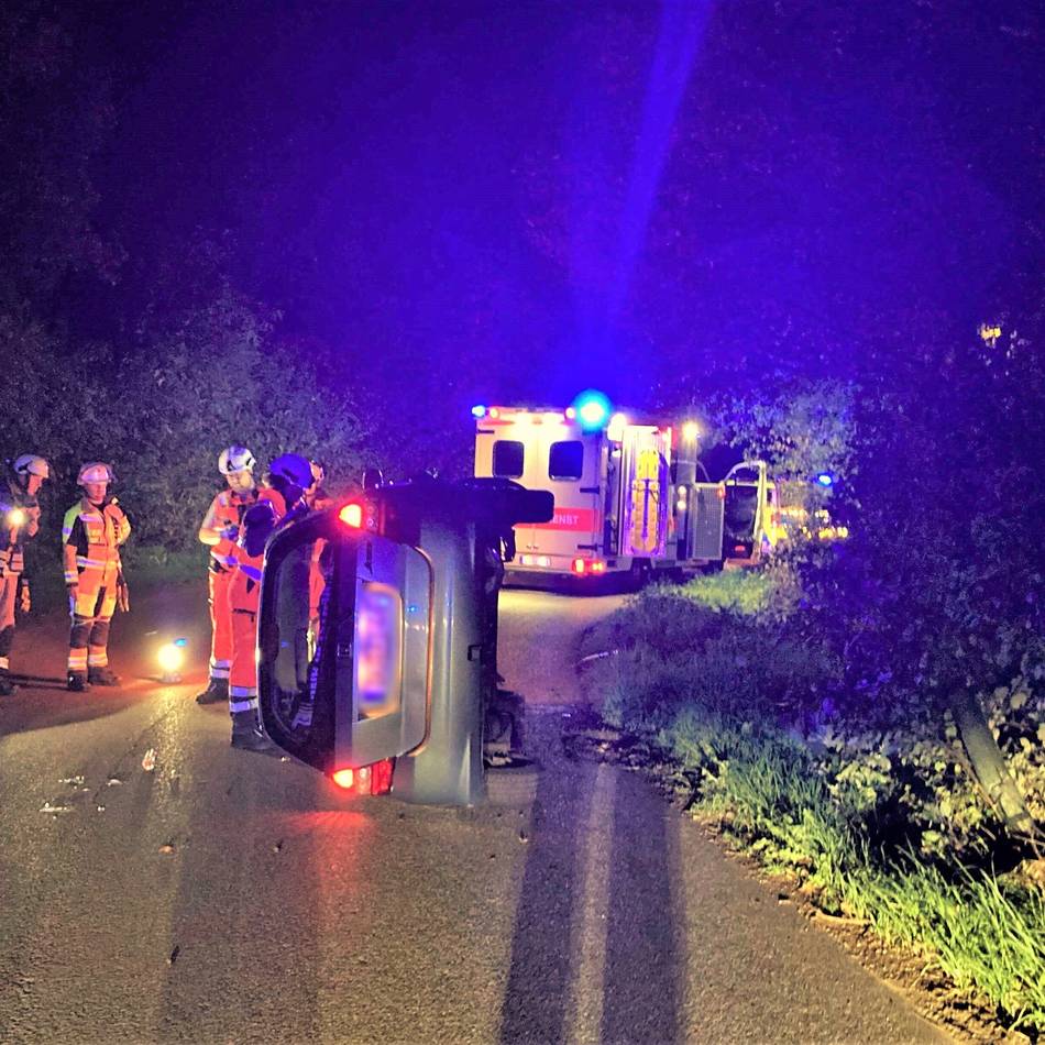 Unfall in Meerbusch: Betrunkener fährt Laterne um – Auto kippt auf die Seite