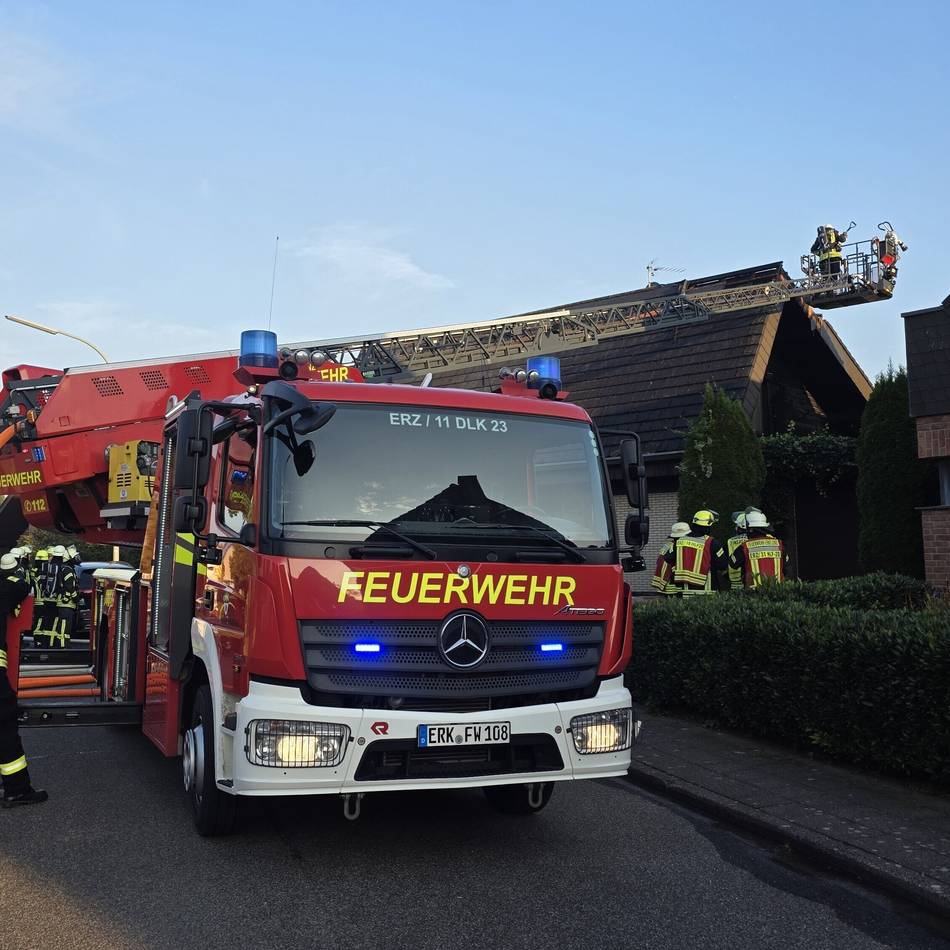 Feuerwehr Erkelenz: Fassade eines Wohnhauses brennt in Katzem