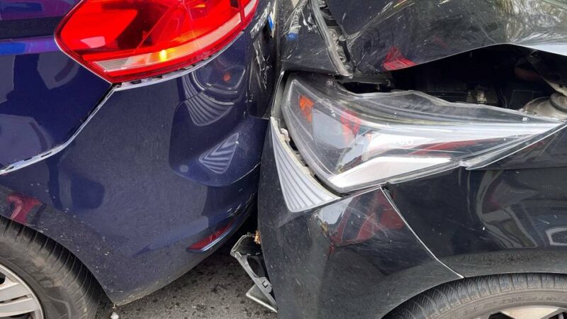 Unfall in Mettmann: Drei Leichtverletzte und ein hoher Schaden