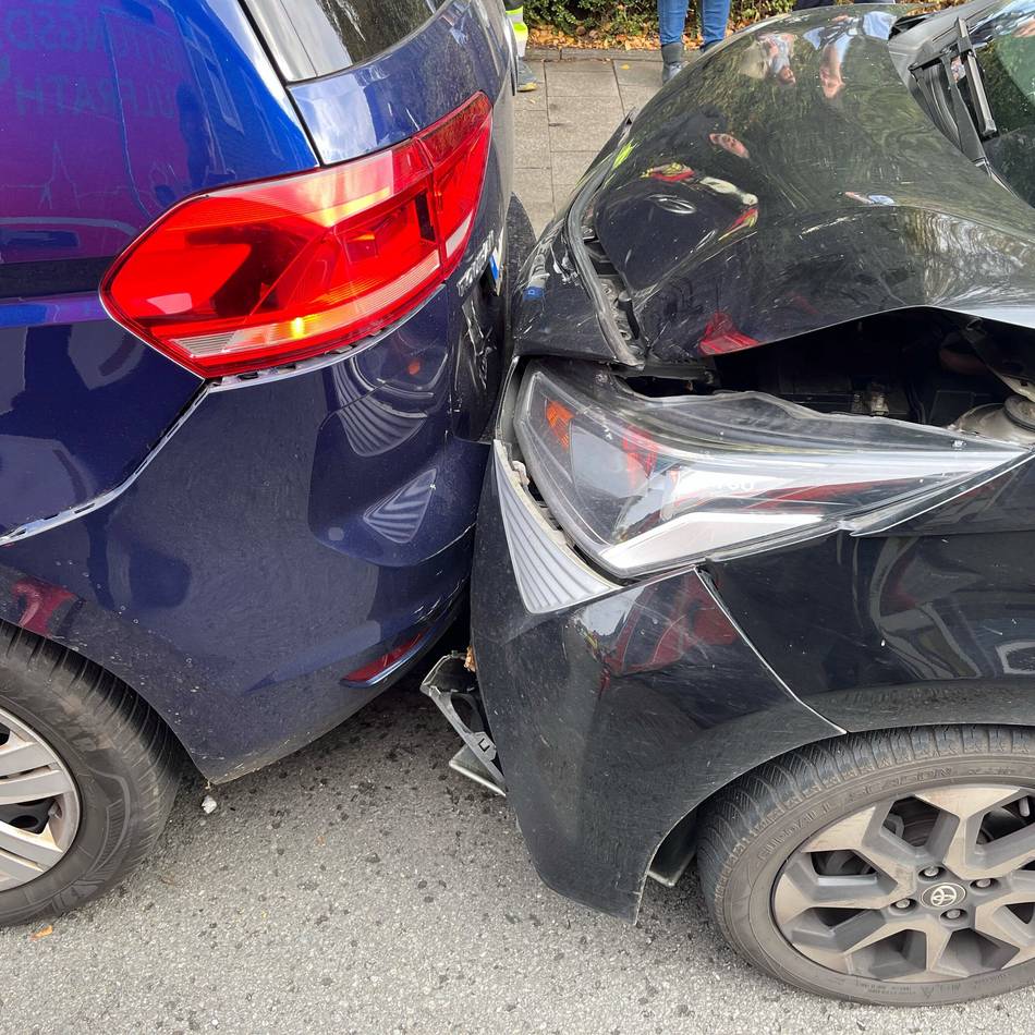 Unfall in Mettmann: Drei Leichtverletzte und ein hoher Schaden