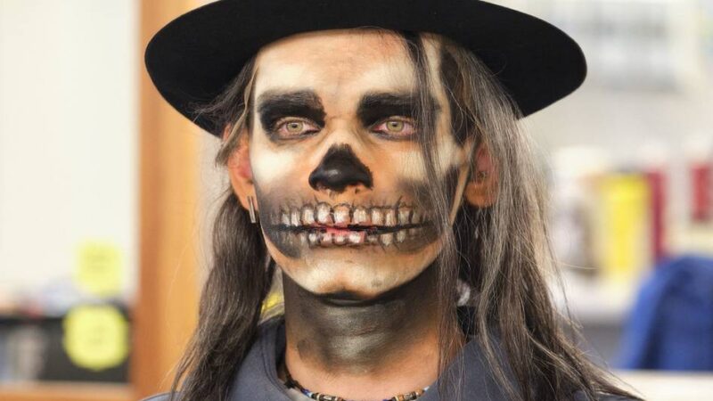 Last-Minute-Kostüm für Halloween – gruselig und günstig: So schminkt man einen Totenkopf wie ein Profi