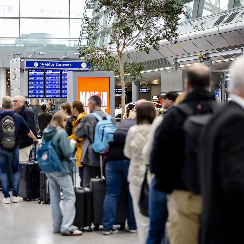 Erstes Ferienwochenende in NRW: Holpriger Ferienstart am Flughafen Düsseldorf – lange Schlangen vor Gepäckaufgabe