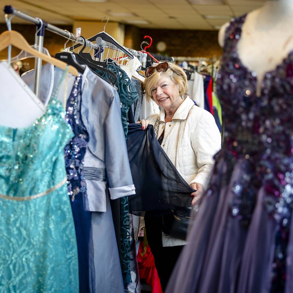 Second Hand Mode in Düsseldorf: Erster Kleiderbasar der St. Antonius-Schützen – „das braucht Hassels“