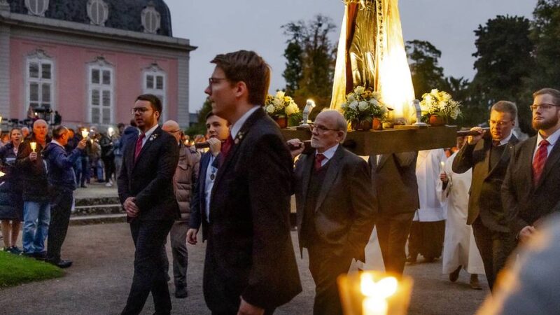 Wallfahrtswoche in Düsseldorf-Benrath: Marienwallfahrt startet mit Lichterprozession