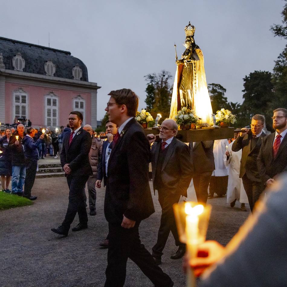 Wallfahrtswoche in Düsseldorf-Benrath: Marienwallfahrt startet mit Lichterprozession
