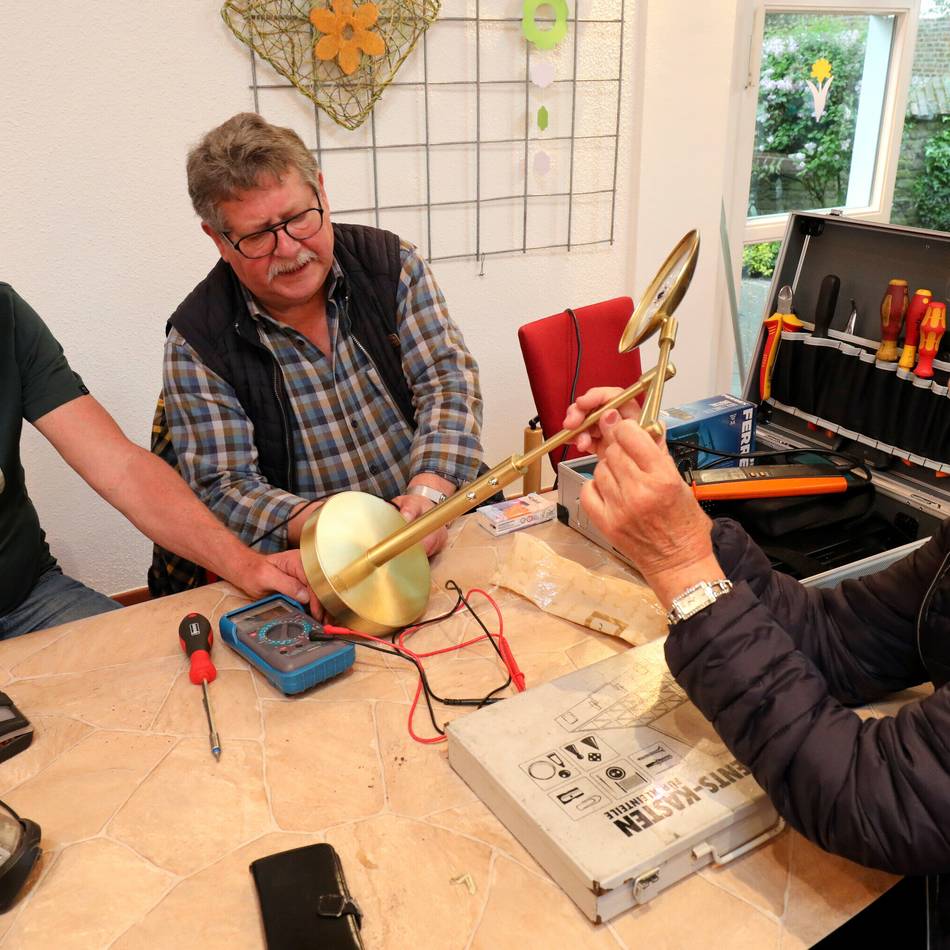 Repair-Café in Alpen-Veen: Ehrenamtliche Tüftler helfen bei Reparatur