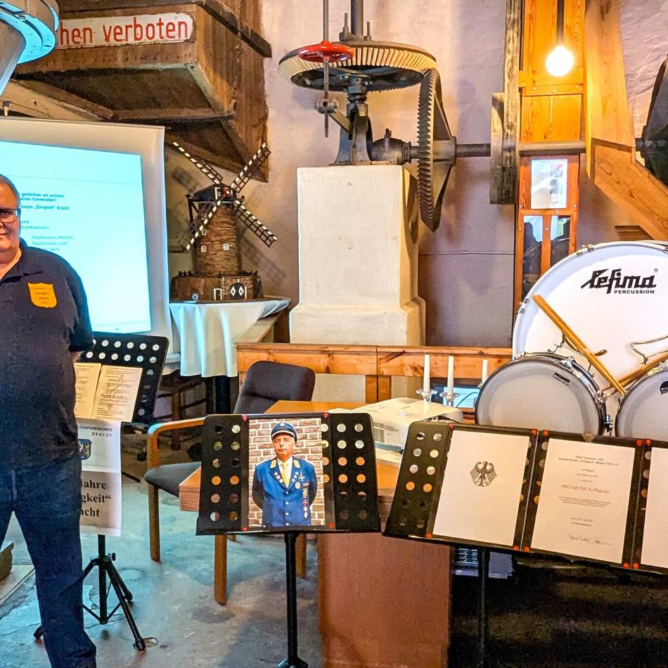 Tambour- und Fanfarenkorps Einigkeit Bracht: Die blauen Trommler aus Bracht feiern 100 Jahre