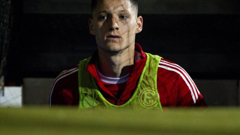 Fortuna-Stürmer nur Zuschauer: Coach Anfang erklärt, warum Zan Celar gegen Freiburg nicht gespielt hat