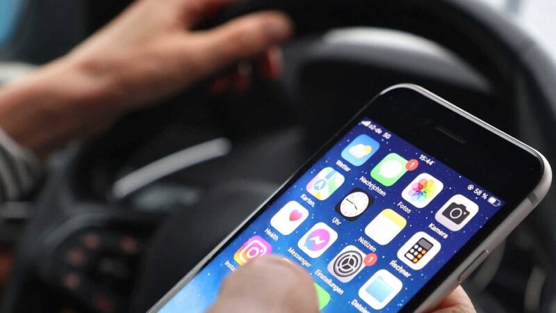 Kreisweite Aktion auch in Hilden und Haan: Polizei erwischt Autofahrer mit Handy am Steuer