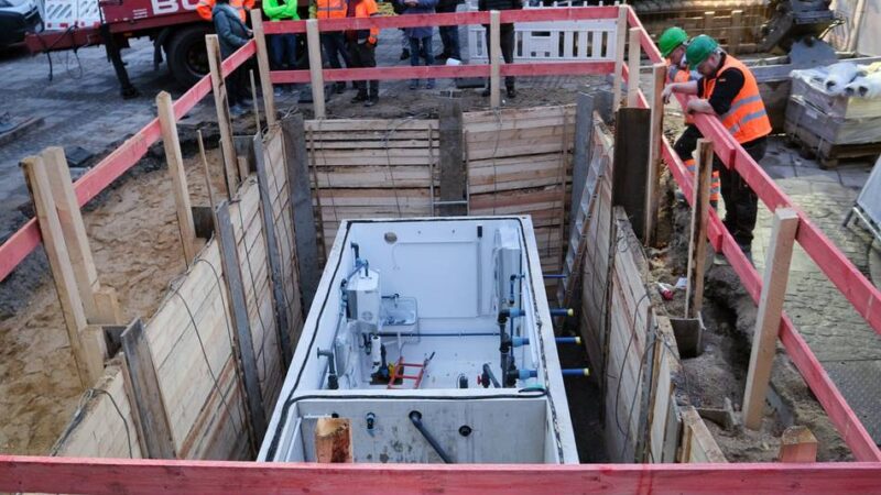 Auf dem Ratinger Marktplatz: Die neue Brunnenkammer kam per Kran