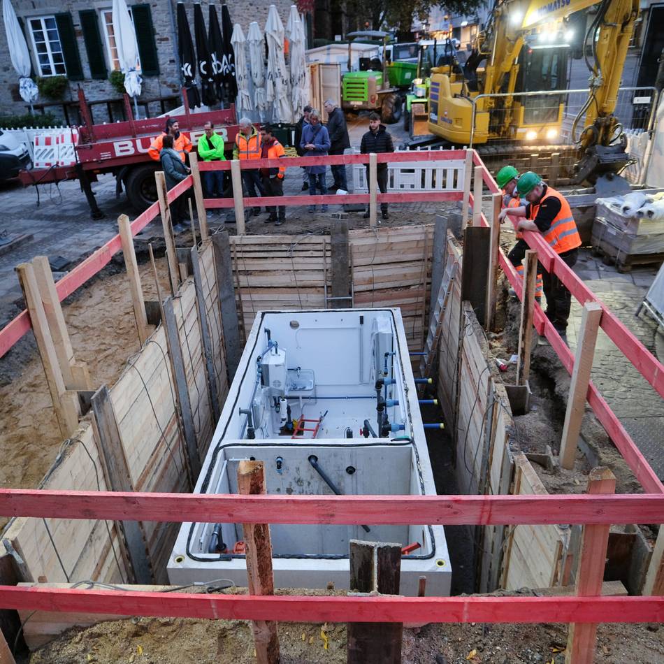 Auf dem Ratinger Marktplatz: Die neue Brunnenkammer kam per Kran