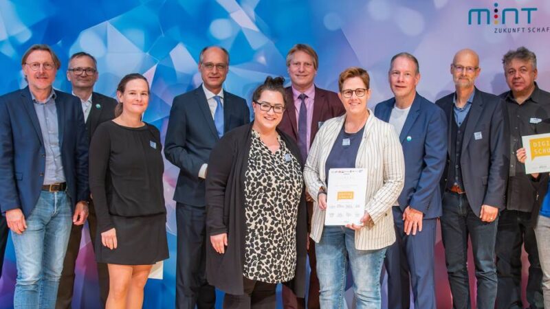 Dinslakener Gesamtschule ausgezeichnet: EBGS ist jetzt offiziell eine „Digitale Schule“