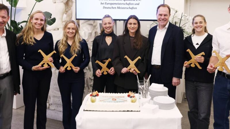 Erfolge bei Europameisterschaften: Düsseldorfer Spitzensportler im Rathaus geehrt – als Überraschung gab es Torte