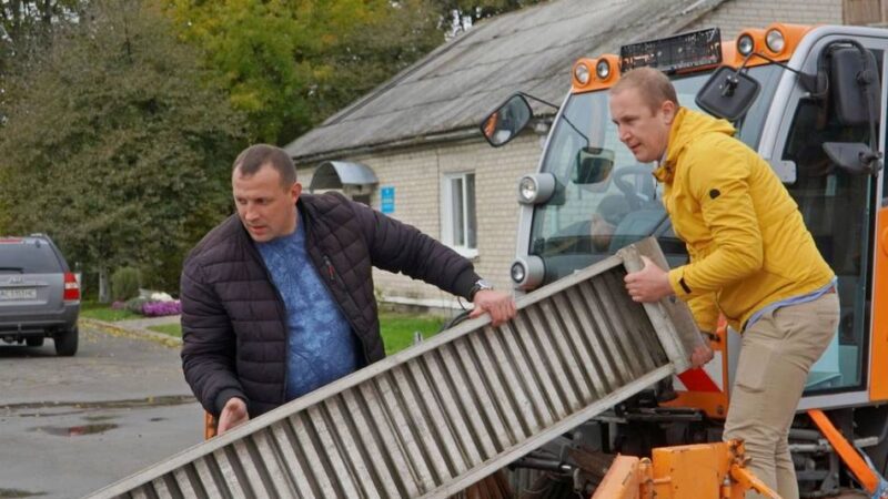 Bürgermeister liefert Gerät ab: Monheim spendet Kehrmaschine an ukrainische Stadt