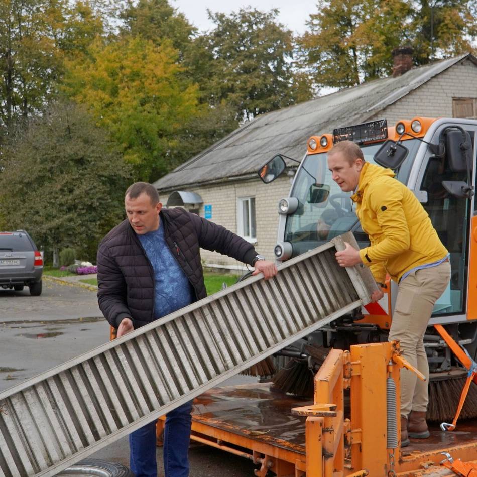 Bürgermeister liefert Gerät ab: Monheim spendet Kehrmaschine an ukrainische Stadt