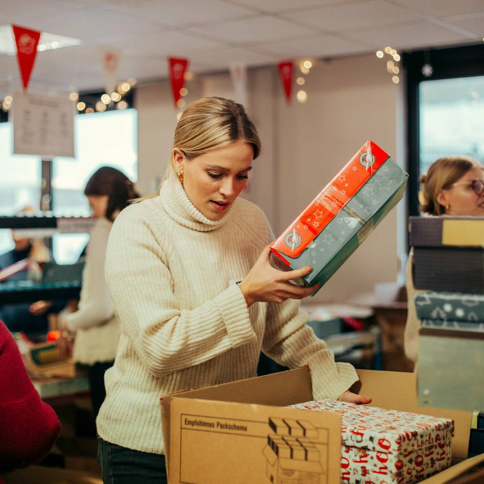 Weihnachten im Schuhkarton: Ein Karton, der Lächeln bringt