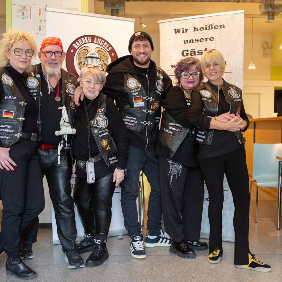 Aktion in Düsseldorf: In schwarzer Kutte für Obdachlose – „Barber Angels“ organisieren Gratis-Haarschnitte