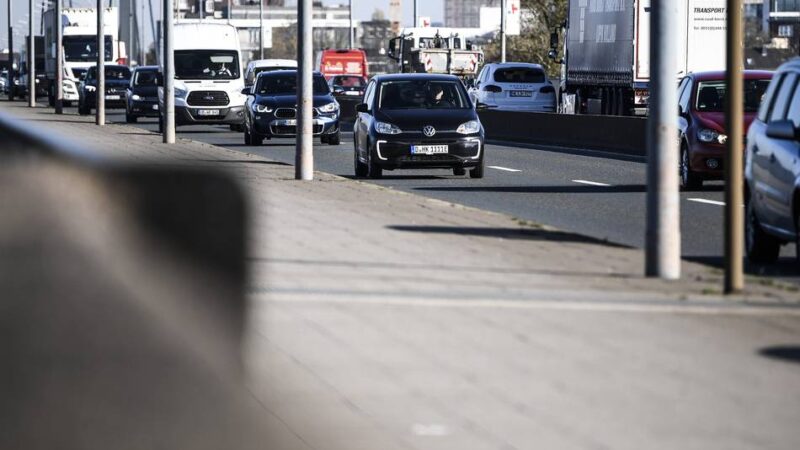 Stadt baut Waagen ein: Theodor-Heuss-Brücke in Düsseldorf gesperrt – Verkehr staut sich