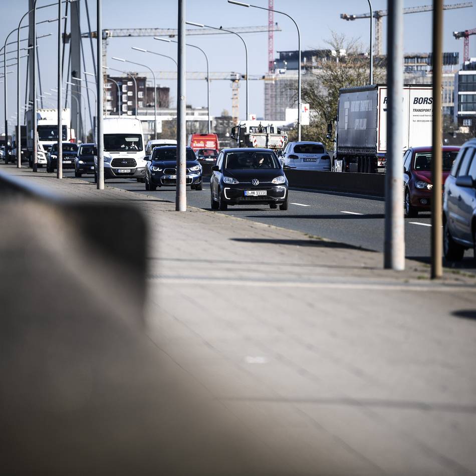 Stadt baut Waagen ein: Theodor-Heuss-Brücke in Düsseldorf gesperrt – Verkehr staut sich