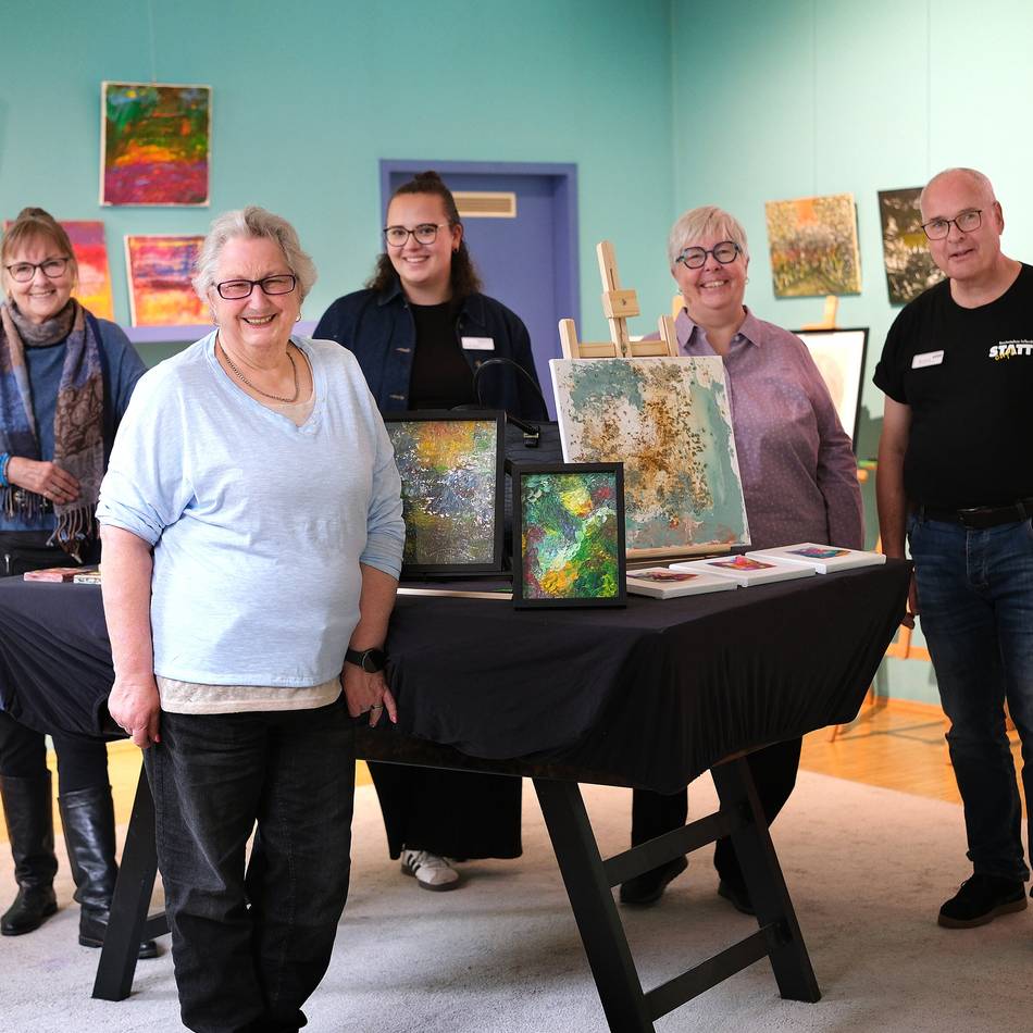 „Kulturherbst“ im Statt-Café: Besucher betrachten Kunstwerke und vergeben Namen